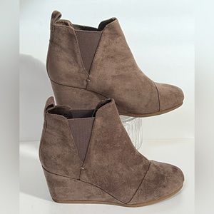 🆕 Taupe Suede ankle boots - size 8.5